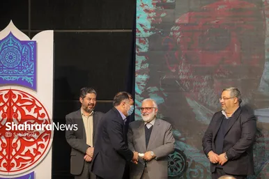 رونمایی از کتاب متولد چهل و دو