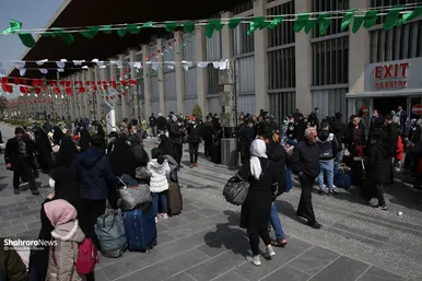 ورود مسافران نوروزی به مشهد از راه آهن
