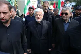 عارف در میان جمعیت تشییع کننده رهبر شهید در تهران