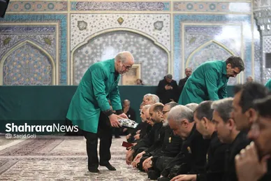گزارش تصویری | حضور باشکوه مردم در مراسم عزاداری شهادت قائد امت در حرم امام‌رضا(ع)