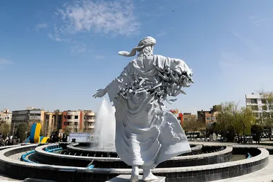 آیین رونمایی از المان «مرغ باغ ملکوت»