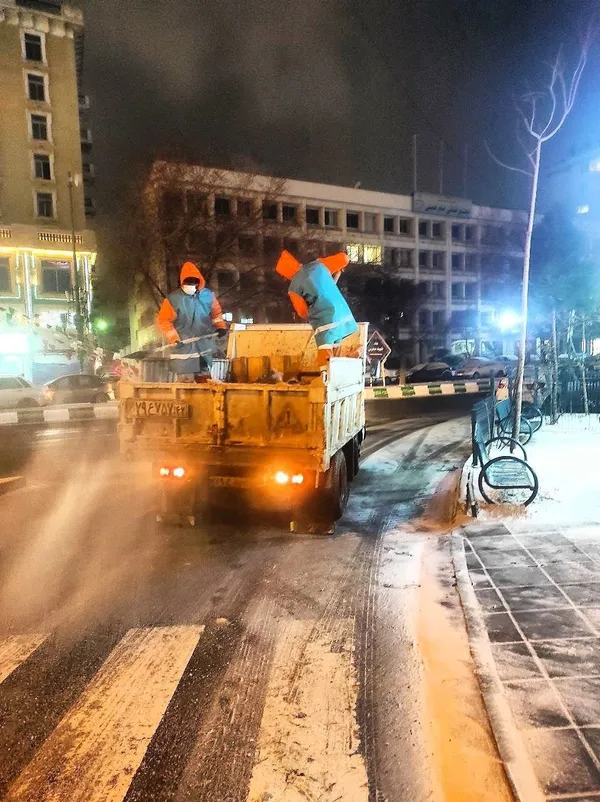 دست‌مریزاد و خداقوت به پاکبانان شهر مشهد | تلاش‌های بی‌وقفه در دمای زیر صفر درجه همچنان ادامه دارد + تصاویر