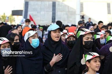 اجرای سرود «سلام فرمانده» با حضور دهه هشتادی و نودی ها در عرصه میدان شهدا مشهد