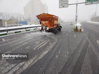 تلاش فیروزه‌ای پوشان خدمات شهری در روز برفی مشهد