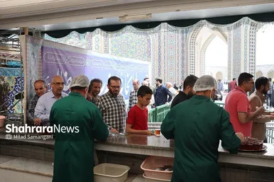 میزبانی قائم‌شهری‌ها از زائران رضوی در چایخانه امام رضا (ع)