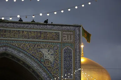 نصب کتیبه های ولادت امیرالمومنین علیه السلام در حرم مطهر رضوی+تصاویر