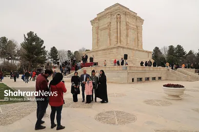 حضور گردشگران در آرامگاه فردوسی در نوروز ۱۴۰۱