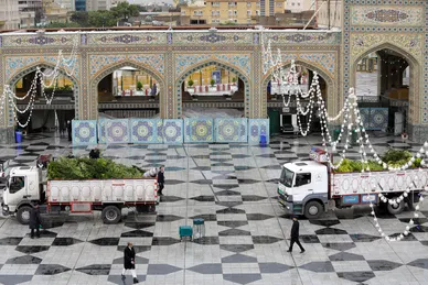 عکس‌هایی از ورود کاروان گل‌های اهدایی به حرم مطهر رضوی