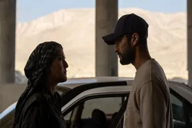 امیر جدیدی و هدی زین&zwnj;العابدین در فیلم اسکورت