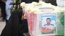 وداع دختر شهید مدافع وطن محمد قائینی با پیکر پدر شهیدش+  فیلم
