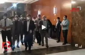 حضور عیسی کلانتری در هتل محل اقامت خبرنگاران حادثه دیده + فیلم