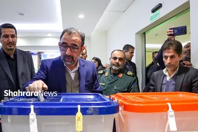حضور مسئولان استان خراسان‌رضوی پای صندوق‌های رای