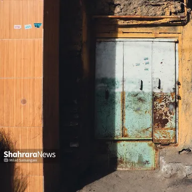 نشسته‌ام به در نگاه می‌کنم