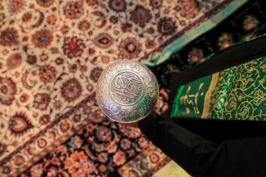 تعویض پرچم گنبد و پوش ضریح امام رضا (ع)