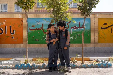 سبحان احمدی پسری آرام و مهربان بود و خوراکی‌هایش را با دوستانش تقسیم میکرد،رضا و کیان هم دو دوستی هستند که هر روز این کار را میکنند