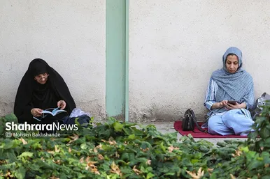 مادران انتظار | عکس‌هایی از مادران کنکوری‌ها پشت درهای بسته