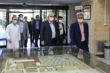 بازدید وزیر بهداشت از شرکت سرم‌سازی ثامن مشهد