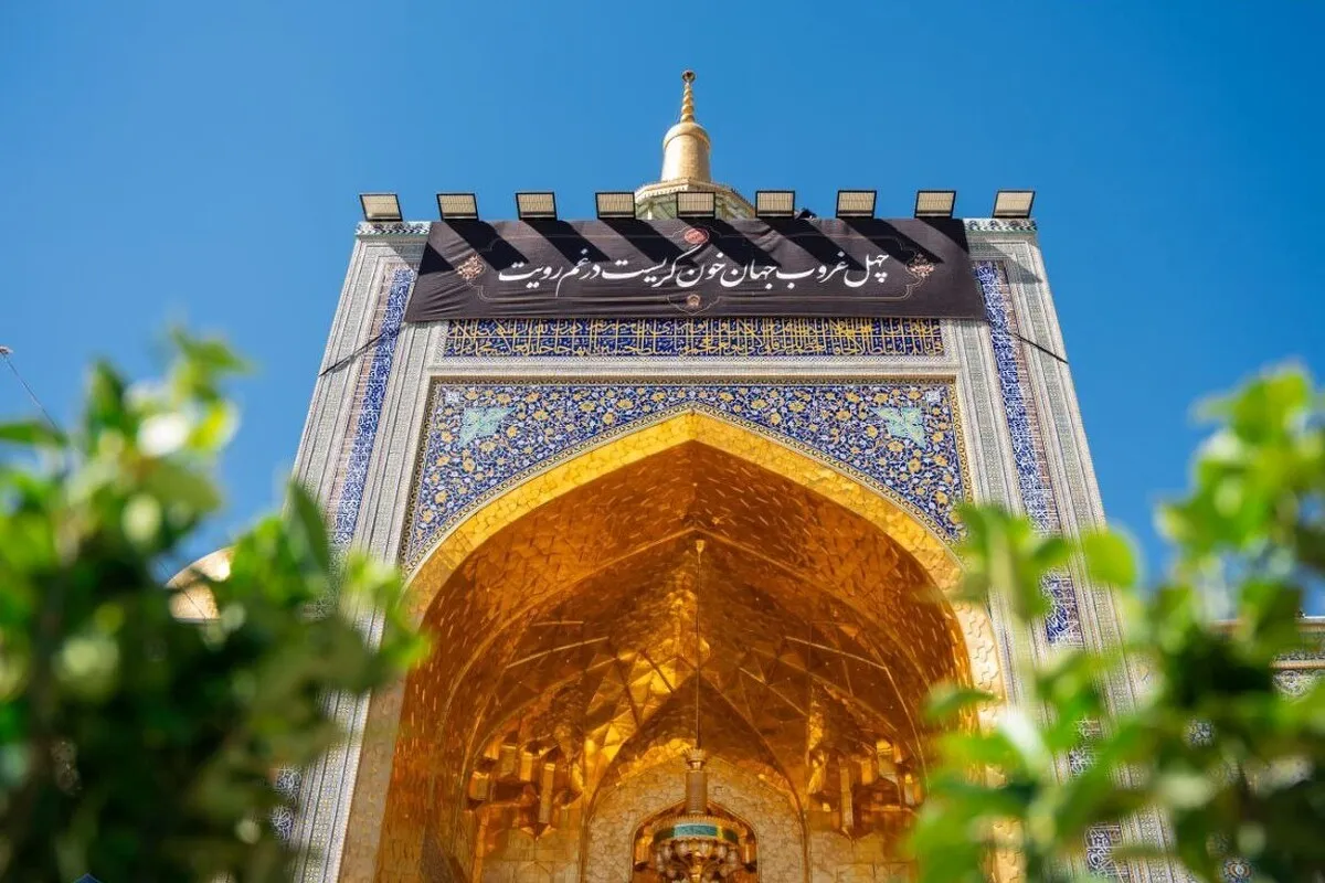 تعویض کتیبه ایوان طلای حرم امام‌رضا (ع) هم‌زمان با فرارسیدن اربعین حسینی + فیلم و تصاویر