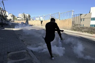 ایستاده در مقابل اشغال