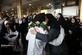 استقبال بی‌نظیر از ریحانه کریمی «نخستین مدال‌آور وزنه‌برداری زنان ایران در بازی‌های آسیایی» در فرودگاه مشهد