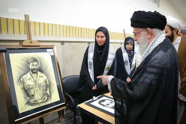 عکس| بازدید رهبر معظم انقلاب از نمایشگاه آثار هنرمندان نوجوان در حاشیه با دانش‌آموزان و دانشجویان