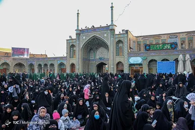 آیین تعویض پرچم گنبد حرم حضرت معصومه(س)