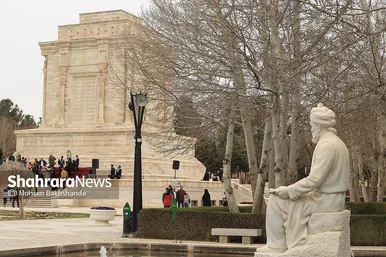 حضور گردشگران در آرامگاه فردوسی در نوروز ۱۴۰۱