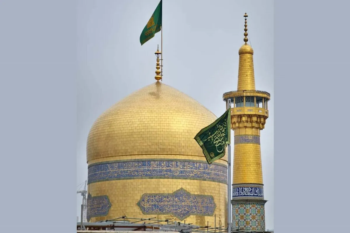 اهتزاز پرچم «نَصرُ مِنَ الله و فَتح قَریب» در جوار گنبد بارگاه منور رضوی (۵ اسفند ۱۴۰۳)