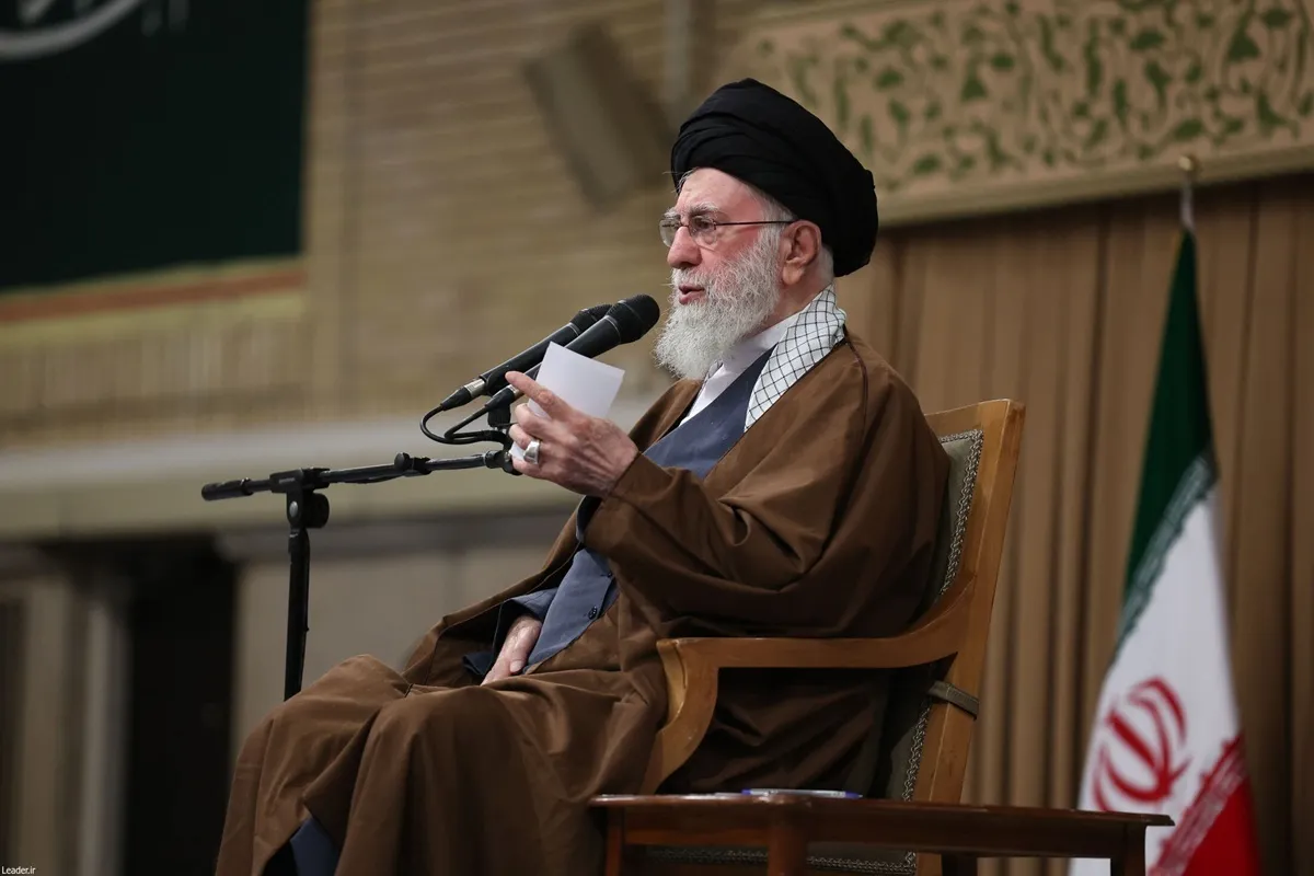 دیدار جمعی از دانش آموزان و دانشجویان با رهبر معظم انقلاب (۱۲ آبان ۱۴۰۴) | حضرت آیت‌الله خامنه‌ای: اختلاف جمهوری اسلامی و آمریکا یک اختلاف تاکتیکی نیست، یک اختلاف ذاتی است