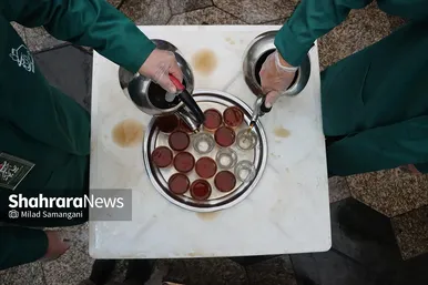 میزبانی قائم‌شهری‌ها از زائران رضوی در چایخانه امام رضا (ع)