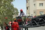 عملیات نجات آتش‌نشانان مشهدی در ارتفاع | گرفتاری کارگر در باکس فلزی جرثقیل + تصاویر