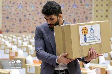 کمک مؤمنانه قهرمانان کشتی