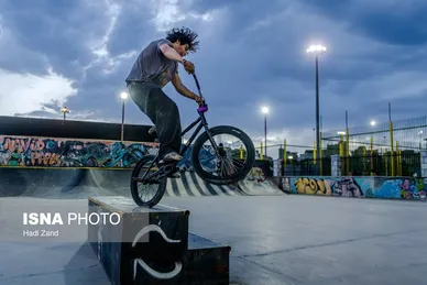 گزارش تصویری | ورزش‌های خیابانی؛ دوچرخه سواری BMX در جنوب تهران