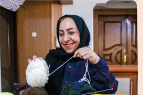 از لباس گرم برای رزمندگان تا کلاه پاکبانان | روایت زندگی خانم معلم محله جنت مشهد که ۵ دهه مهربانی بافت