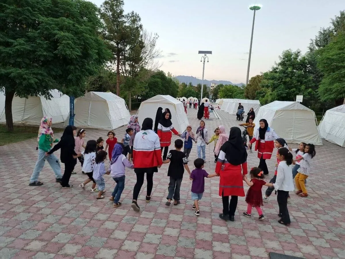 استقرار تیم‌های سفیران حمایت روان هلال احمر در مناطق زلزله زده کاشمر (۲۹ خرداد ۱۴۰۳)