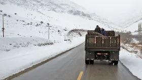 جاده&zwnj;های خراسان رضوی به خاطر بارش برف و باران لغزنده شد (۱۰ بهمن ماه ۱۴۰۱)
