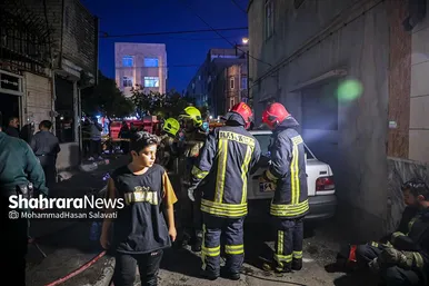 تصاویری از مهار آتش سوزی انبار لوازم یدکی در خیابان چمن