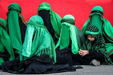 حرکت کاروان نمادین اسرای کربلا در مشهد