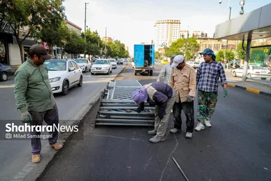 گزارش تصویری | جمع‌آوری نرده‌های بی‌آرتی خیابان امام رضا(ع) به منظور ایمن‌سازی مسیر تشییع پیکر رهبر شهید در مشهد