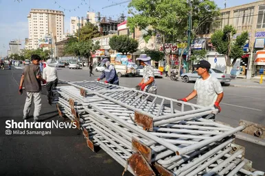 گزارش تصویری | جمع‌آوری نرده‌های بی‌آرتی خیابان امام رضا(ع) به منظور ایمن‌سازی مسیر تشییع پیکر رهبر شهید در مشهد