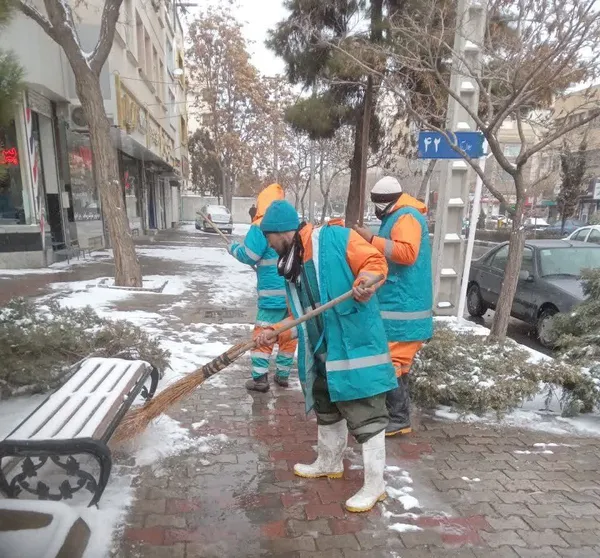 دست‌مریزاد و خداقوت به پاکبانان شهر مشهد | تلاش‌های بی‌وقفه در دمای زیر صفر درجه همچنان ادامه دارد + تصاویر
