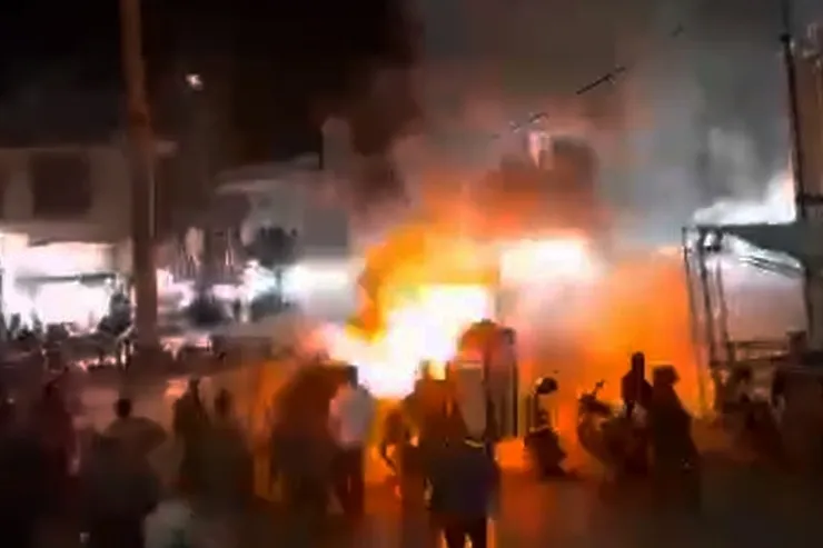 لحظه نجات جان یک اغتشاشگر توسط بسیجیان در قرچک | کوکتل مولوتوف قبل از پرتاب منفجر شد + فیلم و عکس