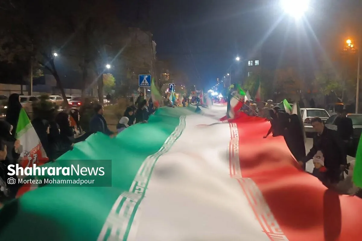 رونمایی از بزرگترین پرچم ایران در مشهد همزمان با روز جمهوری اسلامی + فیلم