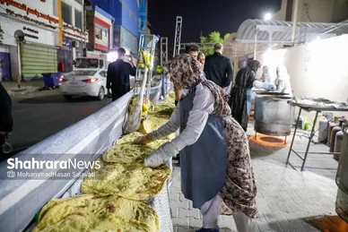 گزارش تصویری | نذر نان در مسیر کربلا