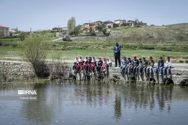 معلم و بچه‌های روستای بیاتان سوخته