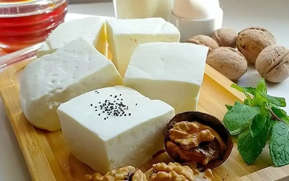 آیا خوردن پنیر در وعده صبحانه مفید است؟