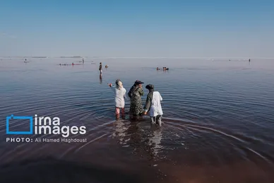 گزارش تصویری | شنا در ارومیه «نیمه‌جان»