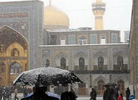 آماده&zwnj;باش کامل خادمان حرم رضوی برای خدمت&zwnj;رسانی به زائران در روز برفی مشهد (۱۳ بهمن ۱۴۰۲)