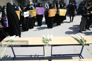 تجمع دانش‌آموزان مشهدی مقابل کنسولگری افغانستان در مشهد