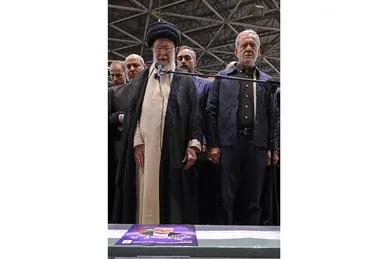عکس‌هایی از اقامه نماز رهبر انقلاب بر پیکر مجاهد بزرگ شهید اسماعیل هنیه